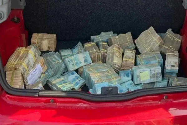Dinheiro dentro de um carro vermelho dono