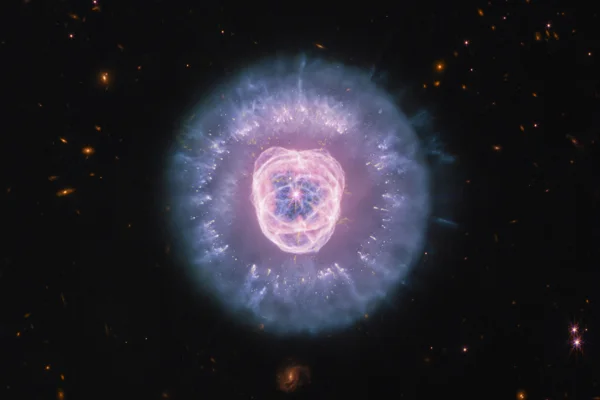 Foto colorida com zoom de nebulosa de leão registrada pro telescópio da Nasa - Metrópoles.