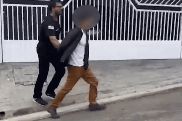 Imagem colorida de um homem sendo detido por agentes da Polícia Civil de RJ - Metrópoles