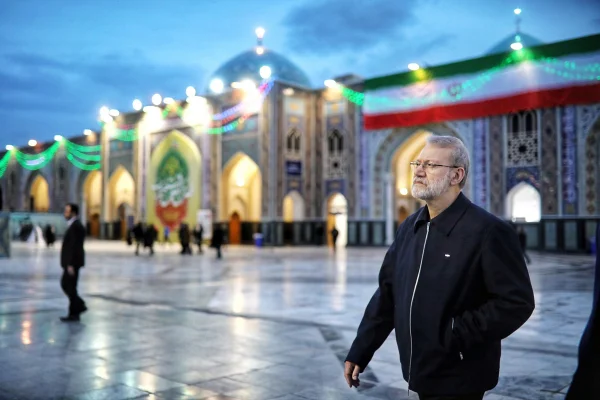 Ali Larijani em uma praça no Irã - Metrópoles