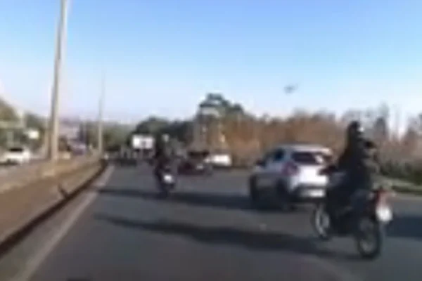 Vídeo: motociclista é arremessado após atingir traseira de carro no DF