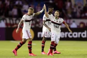 Clubes brasileiros dependem muito da venda de seus atletas para tentarem colocar as contas em dia Clubes brasileiros dependem muito da venda de seus atletas para tentarem colocar as contas em dia