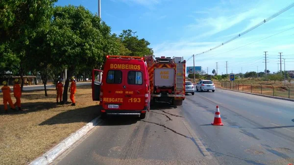 Pedestre e garupa de moto ficam feridas em acidente no Eixão Sul