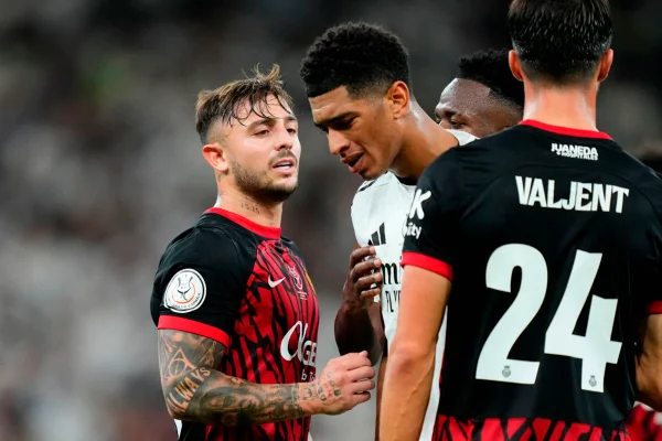 Imagem colorida de Bellingham no duelo contra o Mallorca - Metrópoles