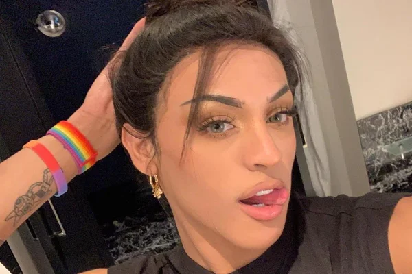 “Viado bonito”, diz Pabllo Vittar sobre homenagem de fã