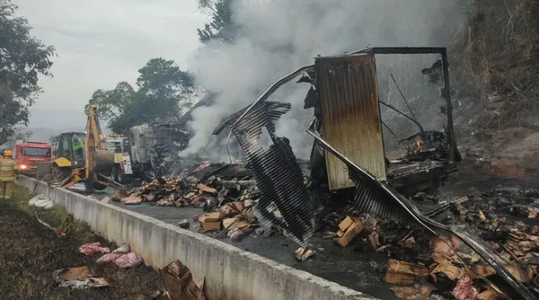 Carreta pega fogo Serra das Araras (RJ)