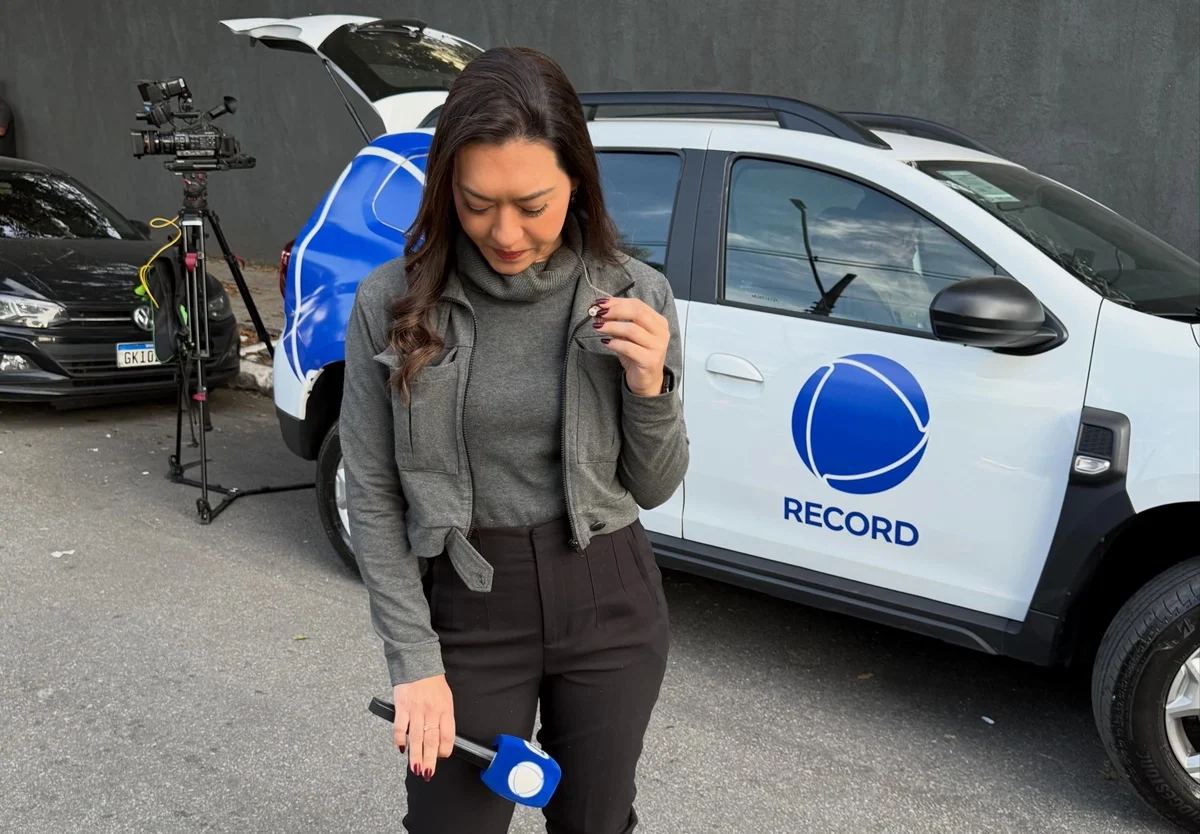 Repórter da Record, Paola Vianna é clicada antes do trabalho Repórter da Record, Paola Vianna é clicada antes do trabalho
