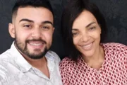 Allan Soares e Flordelis posam juntos e sorridentes