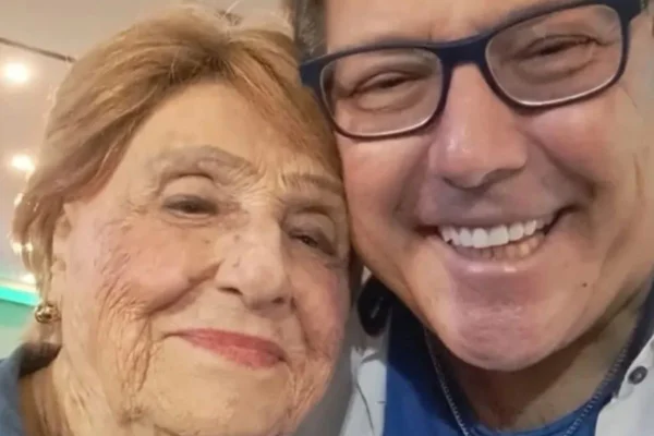 Foto colorida de Luciano Faccioli com a mãe - Metrópoles