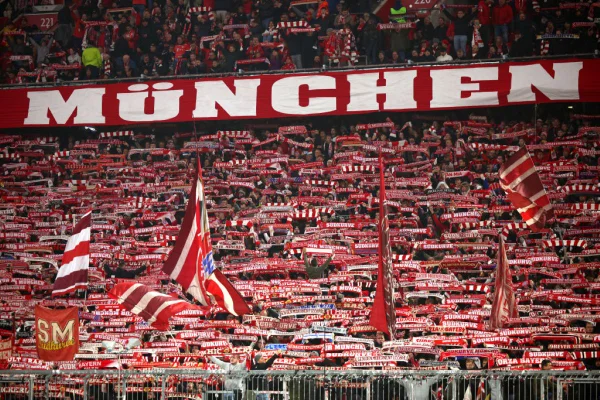 Imagem colorida da torcida do Bayern de Munique- MEtrópoles