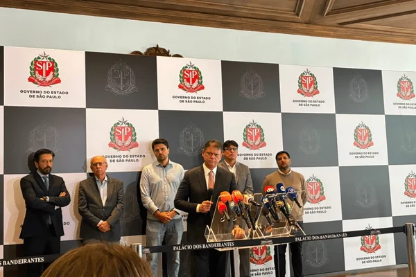 Imagem colorida do governador Tarcísio de Freitas durante coletiva de imprensa sobre greve na CPTM - Metrópoles