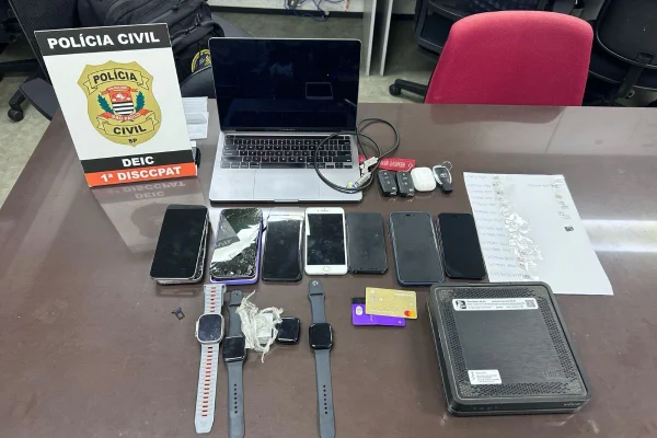 Imagem colorida mostra aparelhos apreendidos com suspeito de ser especialista em desbloquear celulares roubados em São Paulo - Metrópoles
