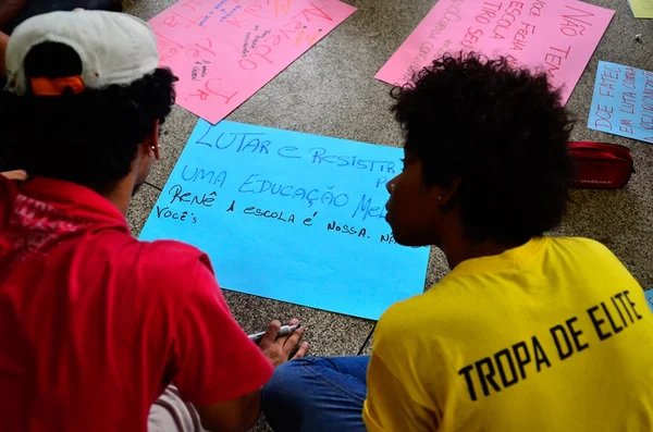 Alunos do DF ocupam escolas em protestos contra reformas na educação