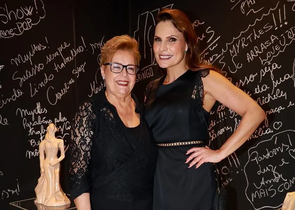 De família: Mãe de sexóloga do Altas Horas lança exposição sobre sexo