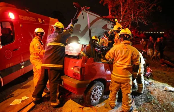 Acidentes de trânsito matam mulher e deixam 10 feridos no DF