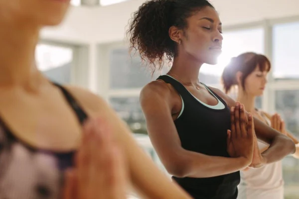 Mulheres praticando yoga