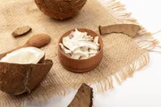 O coco seco natural é rico em fibras e gorduras saudáveis O coco seco natural é rico em fibras e gorduras saudáveis