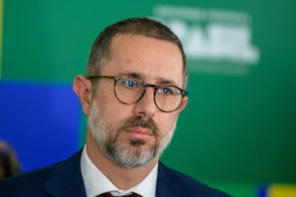 O ministro da Controladoria Geral da União CGU, Vinícius Carvalho concede coletiva no Palácio do Planalto para falar sobre as fraudes no INSS - Metrópoles