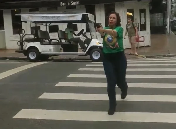 Vídeo mostra que Zambelli não foi empurrada antes de sacar a arma