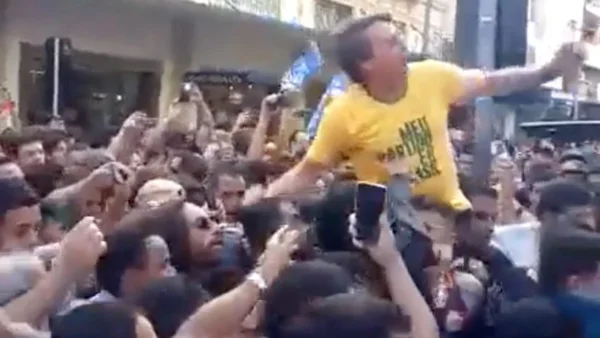 Imagem colorida mostra bolsonaro no momento em que recebe uma facada em Juiz de Fora - Metropoles