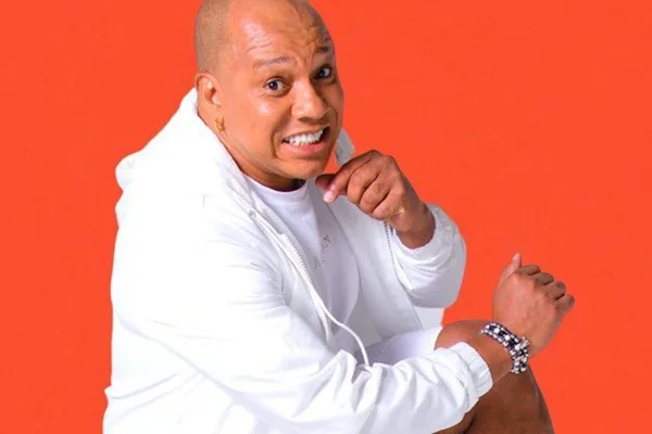 Anderson Leonardo posa sorridente de look branco -Metrópoles