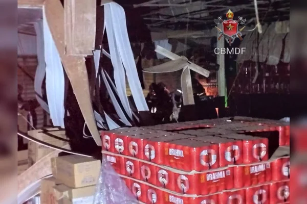 Imagem colorido do deposito de um supermercado que pegou fogo - Metrópoles