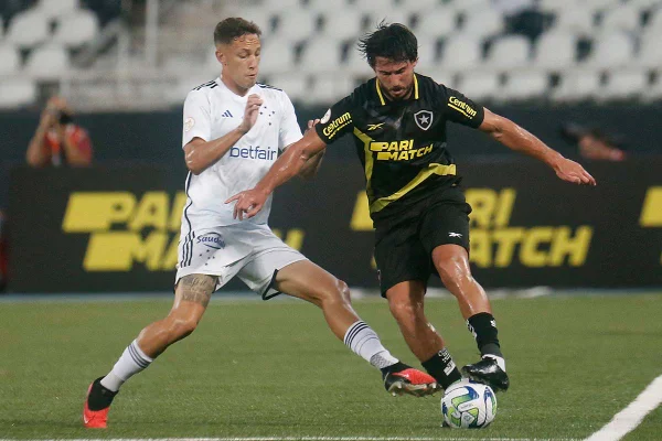 Imagem colorida de jogador do Botafogo e do Cruzeiro em disputa pela bola - Metrópoles