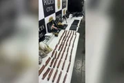 Polícia Civil apreender fuzis, munição e equipamentos que seriam usados pelo PCC na Baixada Santista