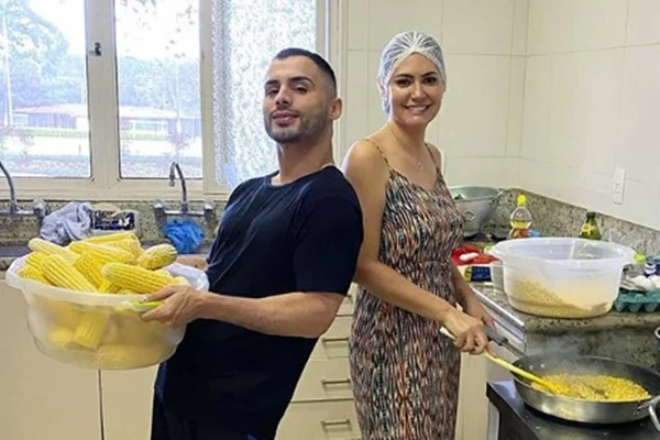 Michelle Bolsonaro surge em post cozinhando ao lado de maquiador