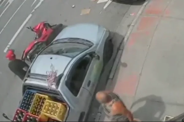 Imagem colorida de motocicleta caída após ser atropelada por grávida - Metrópoles