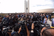 Parlamentares de oposição gritam "Fora Moraes" na rampa do Congresso Nacional durante coletiva crítica à prisão domiciliar do ex-presidente Jair Bolsonaro Parlamentares de oposição gritam "Fora Moraes" na rampa do Congresso Nacional durante coletiva crítica à prisão domiciliar do ex-presidente Jair Bolsonaro