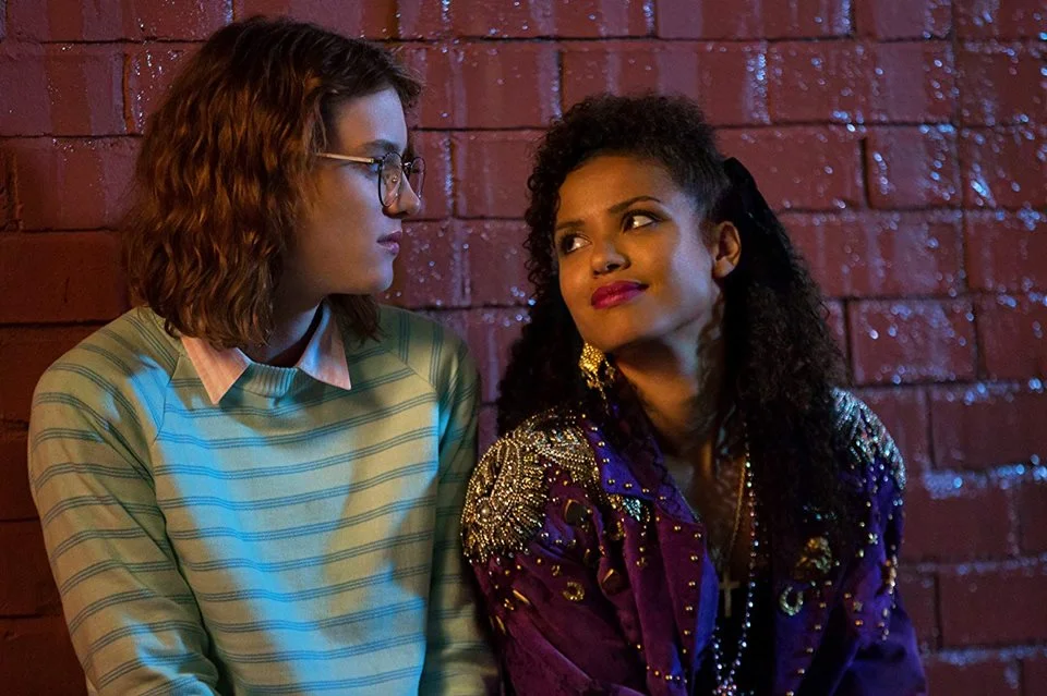 <b>San Junipero (Temporada 3, episódio 4):</b> Em 1987, em uma cidade litorânea, uma jovem tímida (Mackenzie Davis) e uma garota extrovertida (Gugu Mbatha-Raw) formam uma conexão que parece transcender tempo e espaço. Assista ao <a href="https://www.youtube.com/watch?v=jDiYGjp5iFg" target="_blank" rel="noopener">trailer</a> <b>San Junipero (Temporada 3, episódio 4):</b> Em 1987, em uma cidade litorânea, uma jovem tímida (Mackenzie Davis) e uma garota extrovertida (Gugu Mbatha-Raw) formam uma conexão que parece transcender tempo e espaço. Assista ao <a href="https://www.youtube.com/watch?v=jDiYGjp5iFg" target="_blank" rel="noopener">trailer</a>