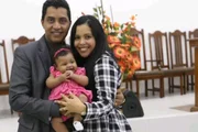 Cantora Amanda Wanessa, o marido e a filha, posam juntos antes do acidente