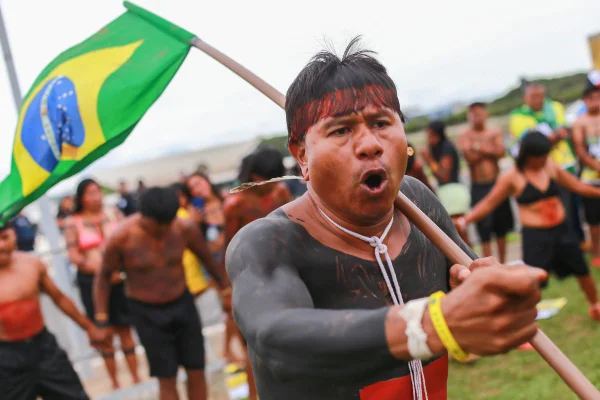 Foto colorida de indígena que foi pivô de ataque de bolsonaristas na PF - Metrópoles