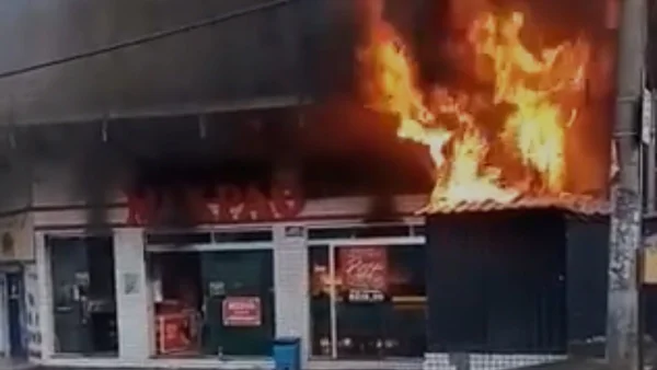 fachada de uma padaria pega fogo