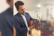 O senador Marcos do Val (Podemos-ES) em foto com os vistos.