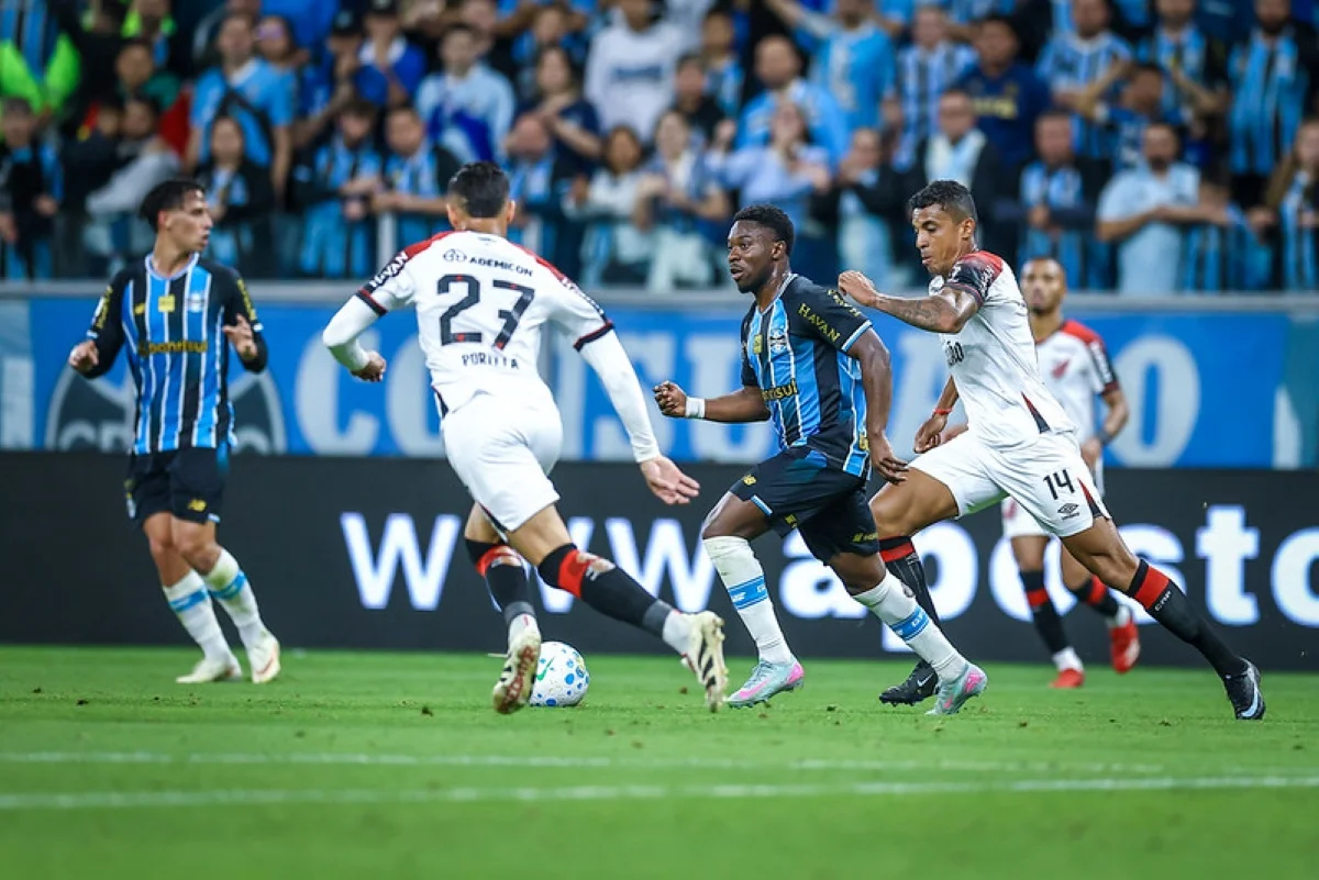 Com a vitória, o Grêmio saiu da zona de rebaixamento do Brasileirão Com a vitória, o Grêmio saiu da zona de rebaixamento do Brasileirão