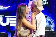 Nicolly Massariol e DJ Buarque trocam olhares carinhosos
