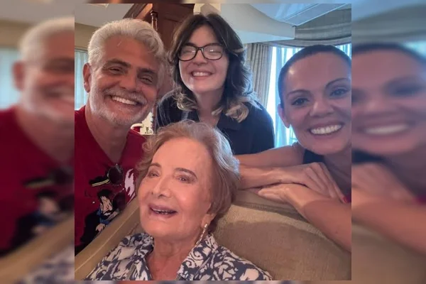 Glória Menezes com Tarcísio Filho, a nora e o neto