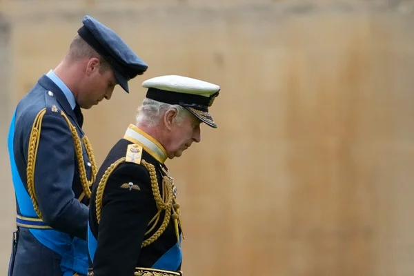 Familiares dão último adeus à rainha Elizabeth II em cerimônia privada