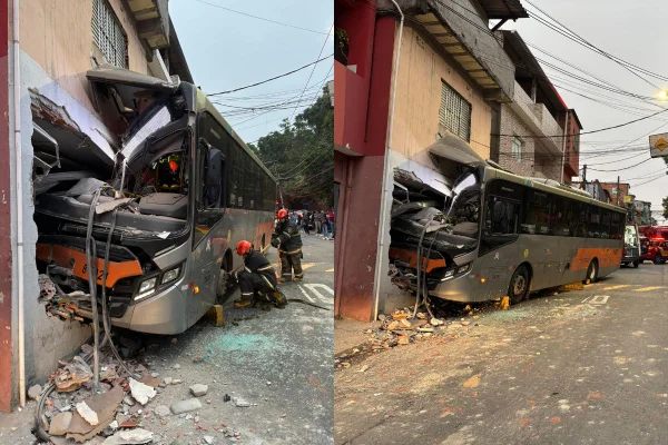 Ônibus invade casa e vítimas são retiradas das ferragens em São Paulo