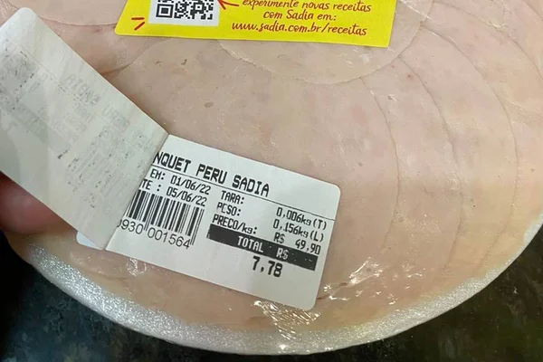 Produto com dois rótulos à venda em padaria no DF - Metrópoles