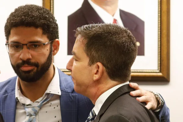 Greenwald reage a insinuações da sua sexualidade: “Homofobia é crime”