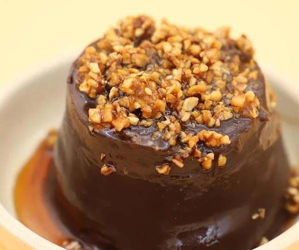 Bolo de chocolate com cobertura de castanhas