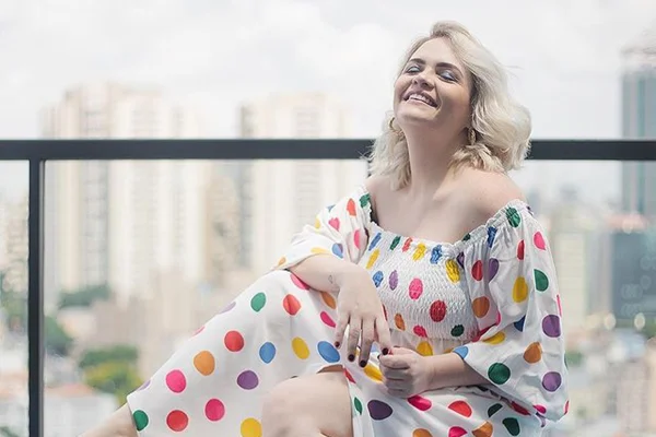 Influencer Karol Pinheiro usando vestido de bolinhas