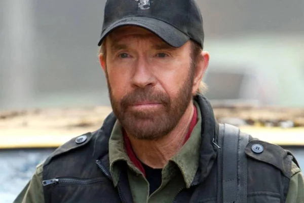 Foto colorida do ator Chuck Norris