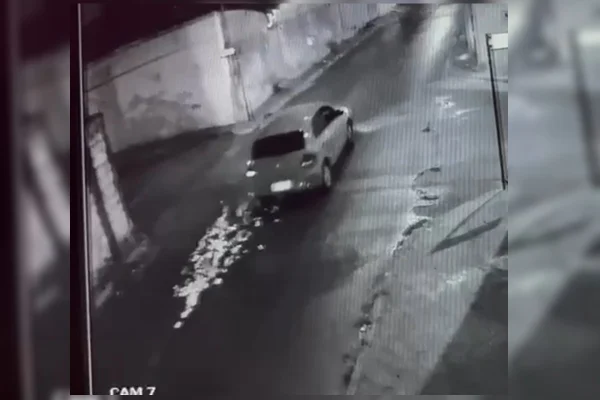 carro despejando santinhos no Itapoã