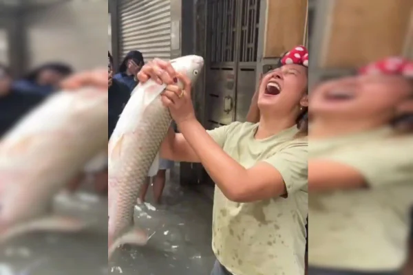 Imagem colorida mostra pessoas pescando nas ruas de Macau após passagem de Tufão Ragasa - Metrópoles