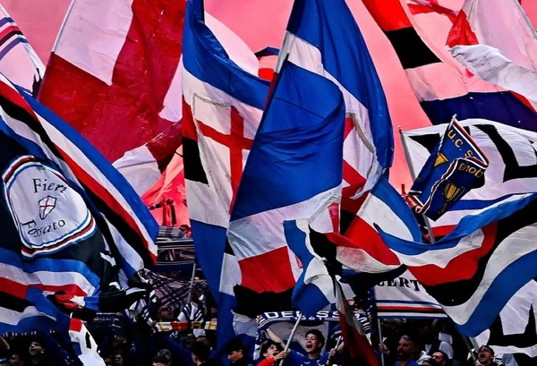 Foto colorida de bandeira da Sampdoria - Metrópoles