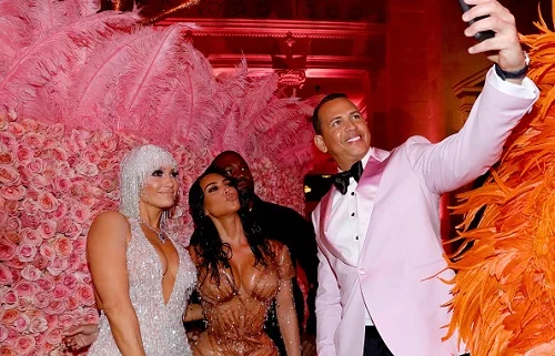 famosos tirando uma selfie